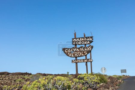 Téléchargez les photos : Punta Mujeres, Espagne - 3 février 2023 : Entrée de Jameos del Agua - célèbre grotte conçue par C. Manrique, principale attraction touristique de Lanzarote, Îles Canaries - en image libre de droit