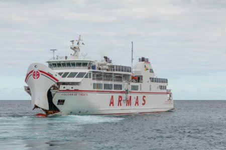 Foto de Corralejo, España - 29 de enero de 2023: Ferry Armas está listo para dirigirse a Playa Blanca en la isla de Lanzarote desde Fuerteventura, España. - Imagen libre de derechos