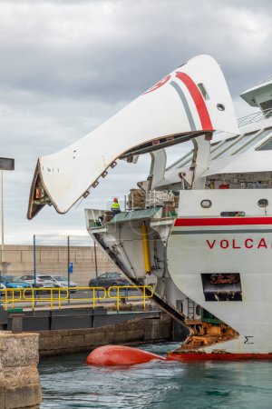 Foto de Corralejo, España - 29 de enero de 2023: Ferry Armas está listo para dirigirse a Playa Blanca en la isla de Lanzarote desde Fuerteventura, España. - Imagen libre de derechos