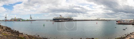 Téléchargez les photos : Arrecife, Spain - January 30, 2023: view to old harbor in Arrecife with cranes, Cruise ships and natural bay. - en image libre de droit