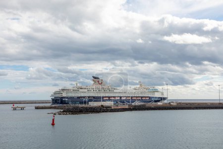 Téléchargez les photos : Arrecife, Spain - January 30, 2023: view to cruise ship at pier in the modern harbor of  Arrecife at the canary island of Lanzarote. - en image libre de droit
