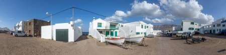 Téléchargez les photos : Plage de sable pittoresque à Famara à Lanzarote avec réflexion dans l'eau des nuages - en image libre de droit