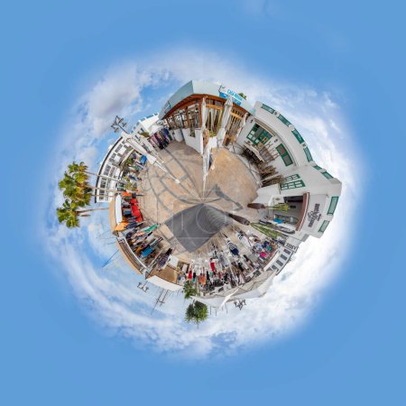 Foto de Playa Blanca - 6 de febrero de 2023: Mercado del sábado por la mañana en la zona de Marina Rubicon en Playa Blanca para los turistas. - Imagen libre de derechos