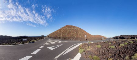 Téléchargez les photos : Vieux volcan pittoresque dans el Golfo à l'île des Canaries Lanzarote, Espagne - en image libre de droit