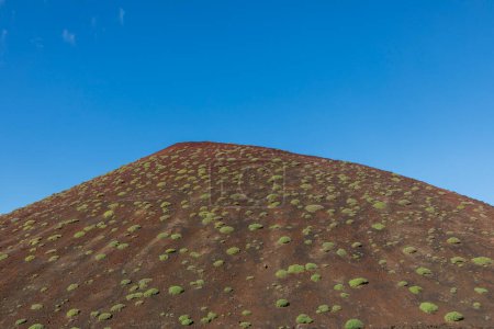 Téléchargez les photos : Vieux volcan pittoresque dans el Golfo à l'île des Canaries Lanzarote, Espagne - en image libre de droit