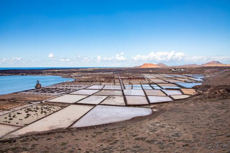 Foto de Scenic salt mines at Janubio in Lanzarote, Spain - Imagen libre de derechos