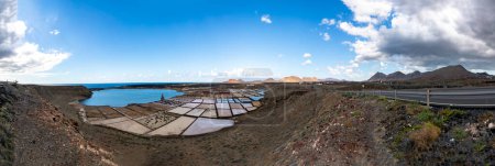 Foto de Minas de sal escénicas en Janubio en Lanzarote, España - Imagen libre de derechos
