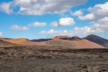 Téléchargez les photos : Paysage volcanique pittoresque dans le parc national de Timanfaya à Lanzarote, Espagne - en image libre de droit