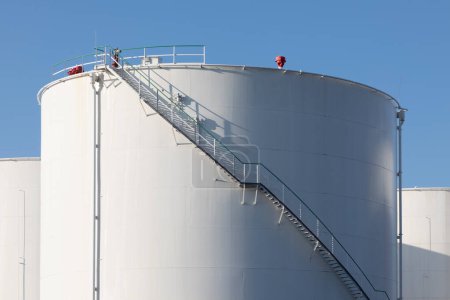 Téléchargez les photos : Tank farm in Germany with white oil and petrol silos under blue sky - en image libre de droit