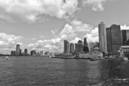 Téléchargez les photos : Panorama de New York avec Manhattan Skyline sur Hudson River - en image libre de droit