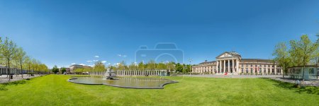 Foto de Wiesbaden, Alemania - 31 de mayo de 2021: El histórico Kurhaus (Health Spa) en Wiesbaden, Alemania. - Imagen libre de derechos