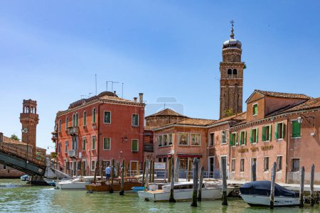 Foto de Murano, Italia - 1 de julio de 2021: vista al canal en Murano con fachada de antigua fábrica de vidrio tradicional. - Imagen libre de derechos