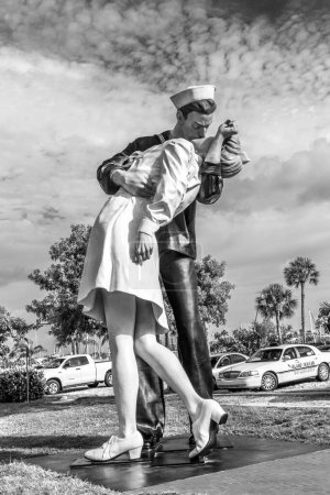 Téléchargez les photos : Sarasota, États-Unis - 25 juillet 2013 : statue La reddition inconditionnelle de Seward Johnson de 2006 montre un marin et une infirmière s'embrassant parfois sur une place après la proclamation de la fin de la Seconde Guerre mondiale à Sarasota, États-Unis. - en image libre de droit