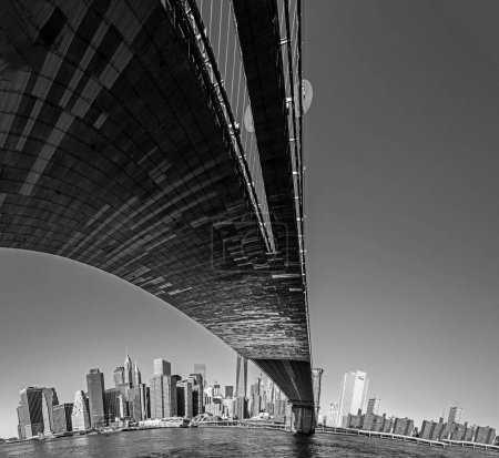 Téléchargez les photos : New York, USA - October 23, 2015: manhattan skyline seen from Brooklyn side on a sunny day - en image libre de droit