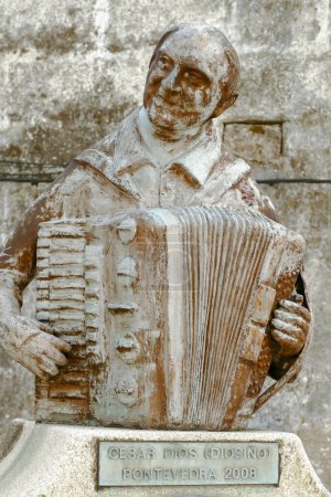 Foto de Pontevedra, Spain - September 3, 2021: Statue of famous musician Cesar Dios Rodriguez - Diosino in Pontevedra. - Imagen libre de derechos