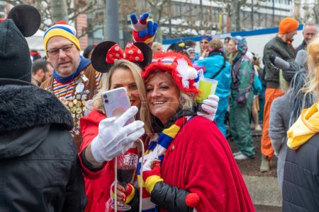 Téléchargez les photos : Mayence, Allemagne - 16 février 2023 : les gens célèbrent la Weiberfastnacht - carnaval des femmes anglaises - à Mayence sur la place Schiller en Allemagne. - en image libre de droit
