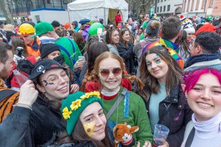 Téléchargez les photos : Mayence, Allemagne - 16 février 2023 : les gens célèbrent la Weiberfastnacht - carnaval des femmes anglaises - à Mayence sur la place Schiller en Allemagne. - en image libre de droit
