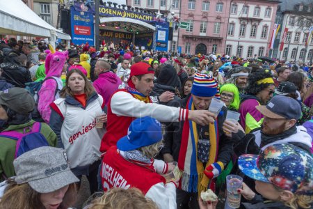 Foto de Mainz, Germany - February 16, 2023: people celebrate the Weiberfastnacht - engl womans carnival - in Mainz at the schiller square in Germany. - Imagen libre de derechos