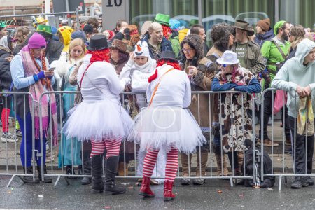 Téléchargez les photos : Osnabrueck, Germany - February 19, 2023: people celebrate the carnival parade in Osnabrueck on a rainy day. - en image libre de droit