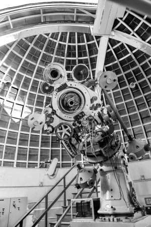 Téléchargez les photos : Los Angeles, États-Unis - 10 juin 2012 : célèbre télescope Zeiss à l'observatoire Griffith de Los Angeles, États-Unis. Les réfracteurs Zeiss de 1935 est ouvert au public et gratuit en raison de Griffiths volonté. - en image libre de droit