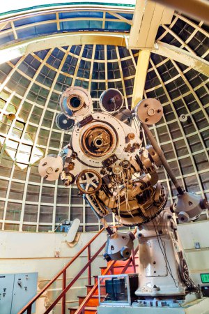 Foto de Los Ángeles, EE.UU. - 10 de junio de 2012: famoso telescopio Zeiss en el observatorio Griffith en Los Ángeles, EE.UU. Los Refractores Zeiss de 1935 está abierto al público y libre debido a Griffiths voluntad. - Imagen libre de derechos