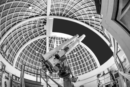 Téléchargez les photos : Los Angeles, États-Unis - 24 juin 2012 : célèbre télescope Zeiss à l'observatoire Griffith de Los Angeles, États-Unis. Les réfracteurs Zeiss de l'observatoire à partir de 1935 est ouvert au public et gratuit en raison de Griffiths volonté. - en image libre de droit