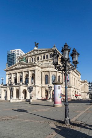 Foto de Frankfurt, Germany - February 28, 2015: The Old opera house in Frankfurt, Germany. The old Opera House was builded in 1880, The architect is Richard Lucae. - Imagen libre de derechos