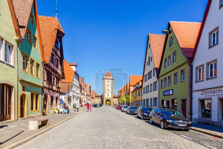 Foto de Rothenburg, Alemania - 19 de abril de 2015: puerta de la ciudad en Rothenburg, Alemania. Rothenburg es una ciudad alemana medieval bien conservada que atrae a más de 2 millones de visitantes cada año.. - Imagen libre de derechos