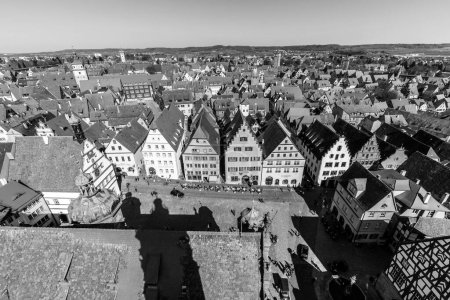 Foto de Rothenburg, Alemania - 19 de abril de 2015: aérea del mercado de Rothenburg ob der Tauber, Alemania. La ciudad medieval atrae a más de 2 millones de visitantes cada año. - Imagen libre de derechos