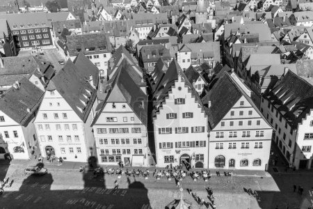 Foto de Rothenburg, Alemania - 19 de abril de 2015: aérea del mercado de Rothenburg ob der Tauber, Alemania. La ciudad medieval atrae a más de 2 millones de visitantes cada año. - Imagen libre de derechos