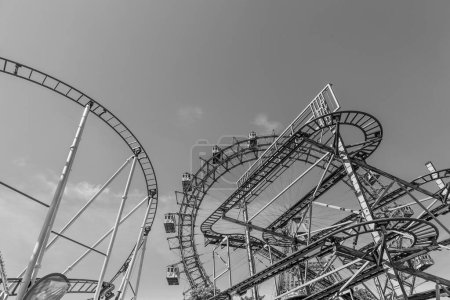 Téléchargez les photos : VIENNE, AUTRICHE - 25 avril 2015 : Vue du Wiener Riesenrad à Prater depuis l'extérieur du parc. La grande roue a été construite en 1897 par l'ingénieur anglais Walter Bassett - en image libre de droit