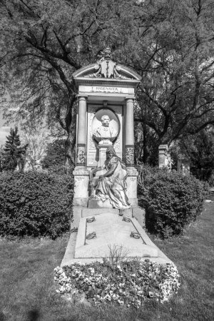 Téléchargez les photos : VIENNE, AUTRICHE - 26 avril 2015 : Dernière demeure de l'architecte Carl Hasenauer au cimetière central de Vienne à Vienne, Autriche. Hasenauer meurt en 1894
. - en image libre de droit
