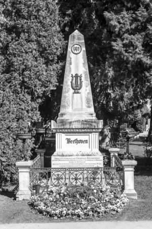 Téléchargez les photos : VIENNE, AUTRICHE - 26 avril 2015 : Dernier lieu de repos du compositeur Ludwig van Beethoven Grave au cimetière central de Vienne à Vienne, Autriche
. - en image libre de droit