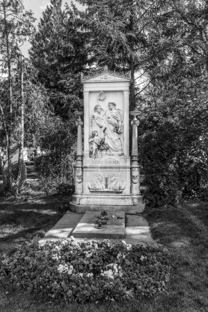 Foto de VIENA, AUSTRIA - 26 DE ABR DE 2015: Monumento a Franz Schubert en Zentralfriedhof, Viena, Austria
. - Imagen libre de derechos