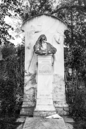 Téléchargez les photos : VIENNE, AUTRICHE - 26 avril 2015 : Dernière tombe du compositeur Brahms au cimetière central de Vienne, Autriche
. - en image libre de droit