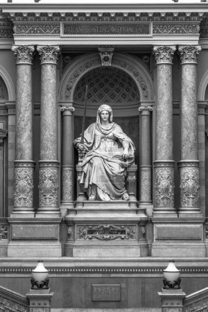 Foto de VIENA, AUSTRIA - 27 DE ABR DE 2015: Edificio neorrenacentista del Palacio de Justicia en Viena, Austria. El palacio es la sede de la corte suprema en Austria
. - Imagen libre de derechos