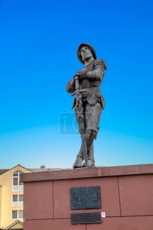 Téléchargez les photos : Statue of knight Hartmut in Kronberg Taunus in his metal knight armor. - en image libre de droit