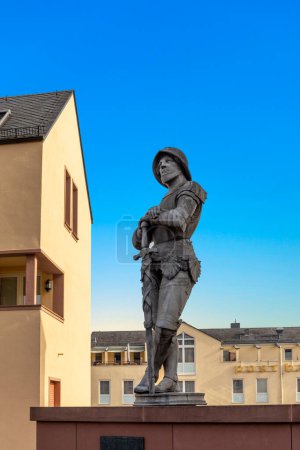 Foto de Kronberg, Germany - February 22, 2023: statue of knight Hartmut in Kronberg Taunus in his metal knight armor. - Imagen libre de derechos