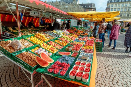 Téléchargez les photos : Wiesbaden, Allemagne - 25 février 2023 : les agriculteurs vendent des fruits et légumes frais au marché fermier de Wiesbaden à la population locale. - en image libre de droit