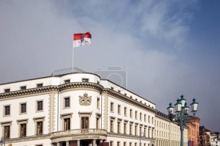 Téléchargez les photos : Vue sur le parlement de Hesse à Wiesbaden, un ancien château, avec le drapeau de Hesse sur le toit sous le ciel bleu - en image libre de droit