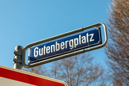Téléchargez les photos : Enamel street name plate with name Gutenberg Platz - engl: gutenberg square in Wiesbaden, Germany - en image libre de droit
