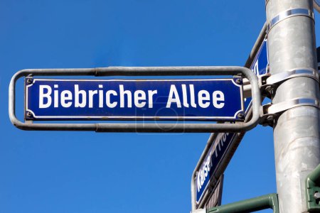 Foto de Enamel street name plate with name Biebricher Allee engl: Biebrich alley in Wiesbaden, Germany - Imagen libre de derechos