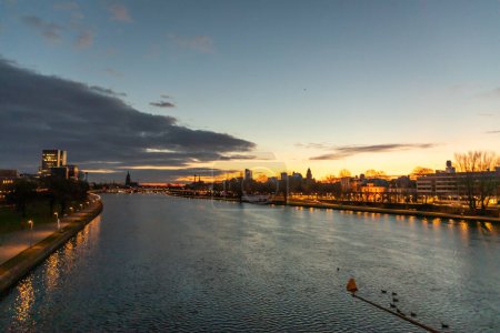 Foto de Scenic view to skyline of Frankfurt am Main with river Main, Germany - Imagen libre de derechos