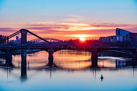 Foto de Scenic view to river Main in Frankfurt with bridges and rising sun, Germany - Imagen libre de derechos