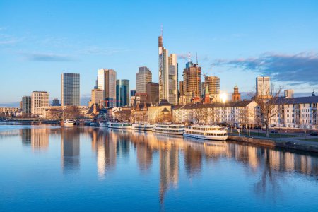 Téléchargez les photos : Scenic view to skyline of Frankfurt am Main with reflection of the skyline in river Main. - en image libre de droit