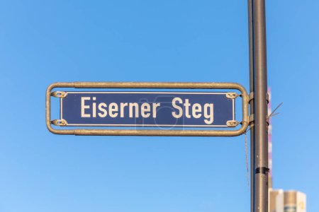 Téléchargez les photos : Nom de rue Eisener Steg - engl : iron footbridge - in Frankfurt, Germany - en image libre de droit
