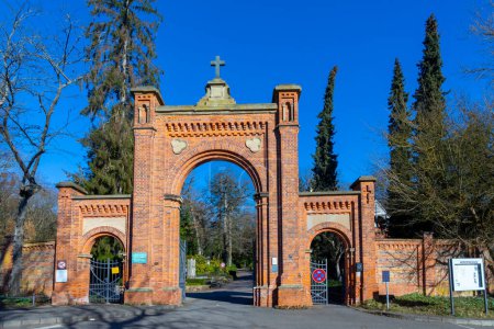 Téléchargez les photos : Portal of North cemetery in Wiesbaden, Germany - en image libre de droit