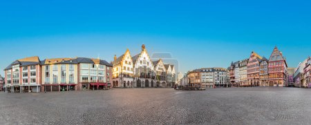 Téléchargez les photos : Frankfurt, Germany - February 28, 2023: scenic view to Roemer square in Frankfurt with historic city hall and half timbered historic houses. - en image libre de droit