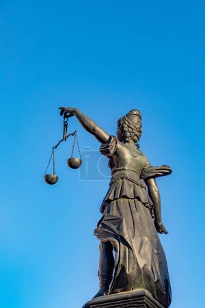 Foto de Frankfurt, Alemania - 28 de febrero de 2023: Estatua de Lady Justice (Justificación) en Frankfurt, Alemania. - Imagen libre de derechos