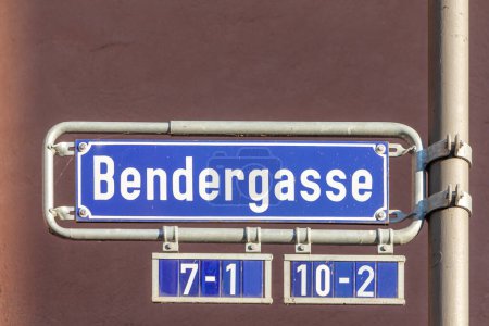 Téléchargez les photos : Street sign Bemdergasse - engl : road of Bender - à Francfort, Allemagne - en image libre de droit